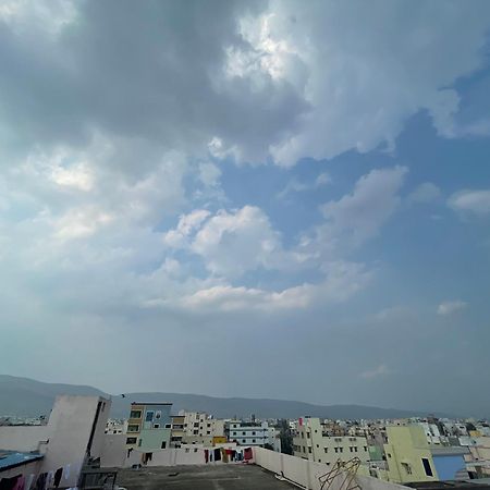 Pearl Stays, Tirupati - Very Convenient For The People Coming From Bangalore And Chennai - You Can Skip City Traffic While Reaching Any Temple In Tirupati - Covered Parking - 24Hrs Front Desk And Hot Water - Free Wifi - Flexible Checkin-In Check-Out מראה חיצוני תמונה