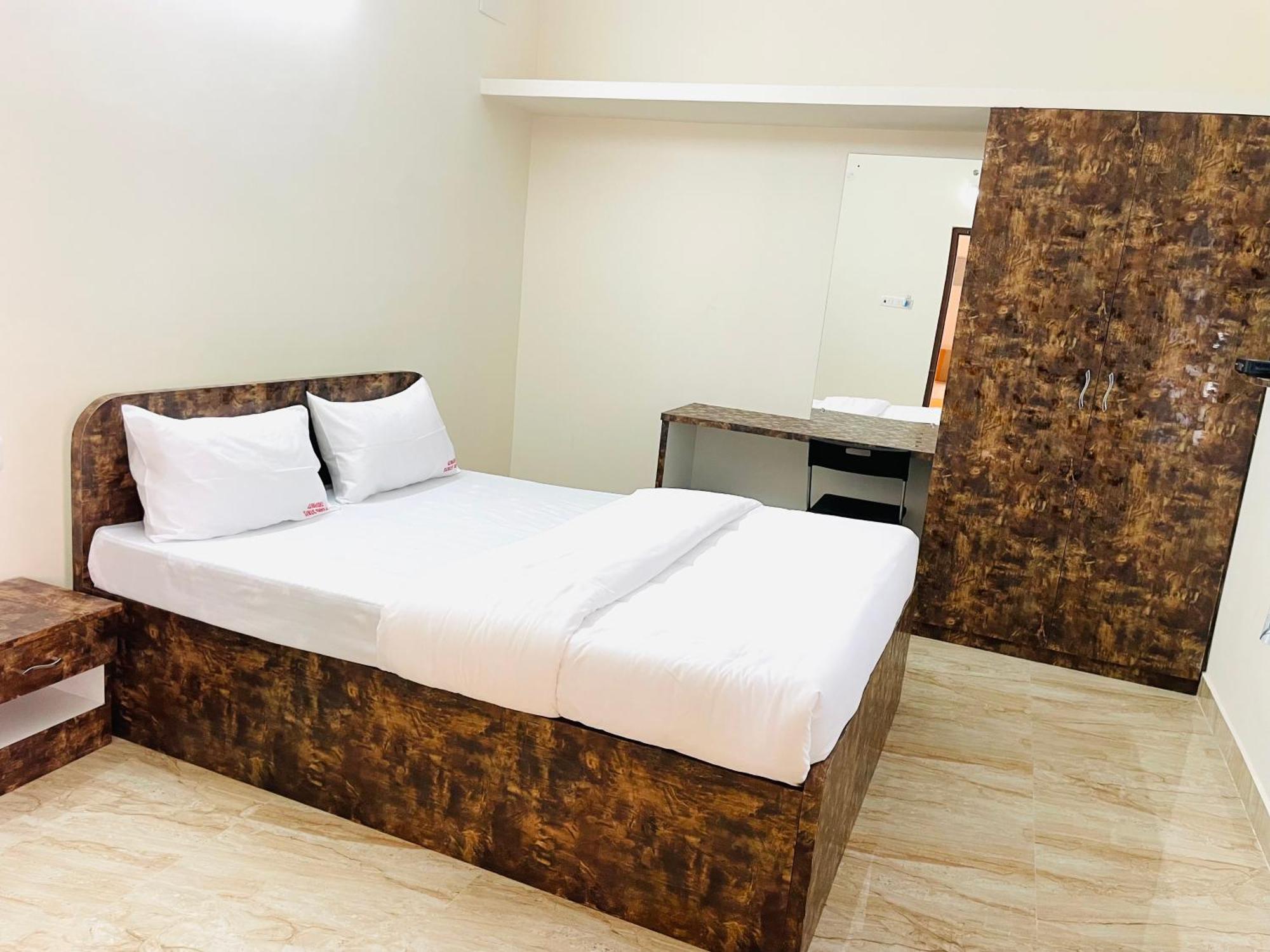 Pearl Stays, Tirupati - Very Convenient For The People Coming From Bangalore And Chennai - You Can Skip City Traffic While Reaching Any Temple In Tirupati - Covered Parking - 24Hrs Front Desk And Hot Water - Free Wifi - Flexible Checkin-In Check-Out מראה חיצוני תמונה